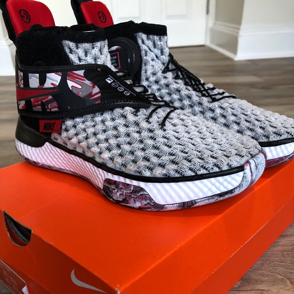 Nike Air Zoom Unvrs Boys 4.5 NIB